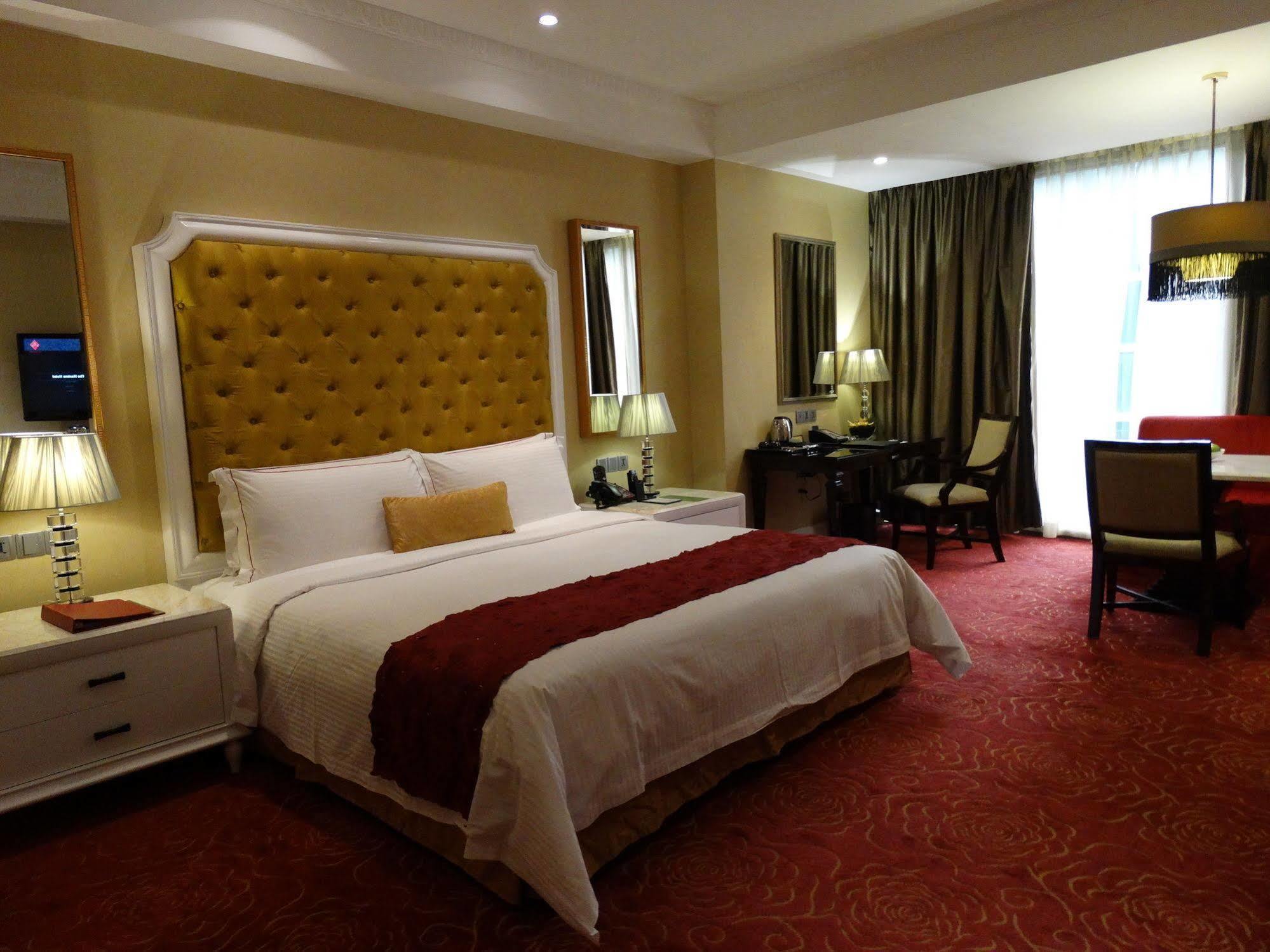 Maxims Hotel Манила Экстерьер фото